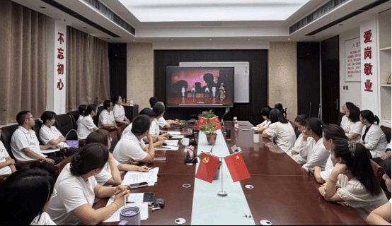 面向党旗重温入党誓词
