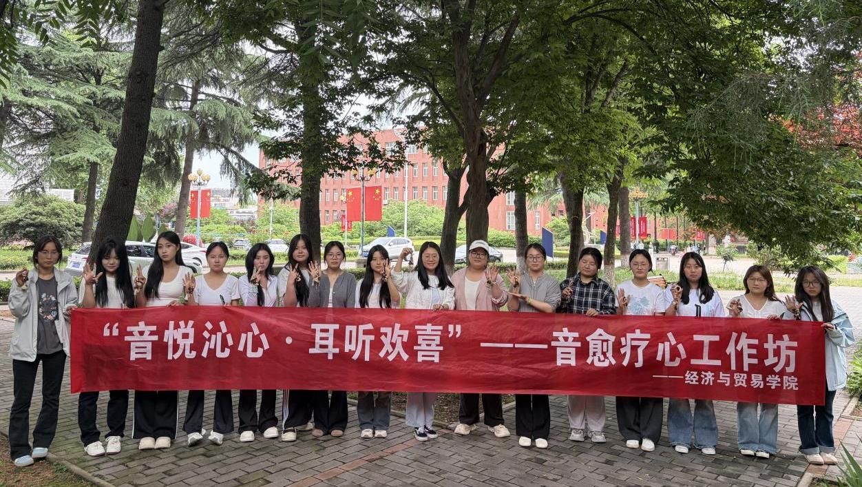 在工作人员的指导下