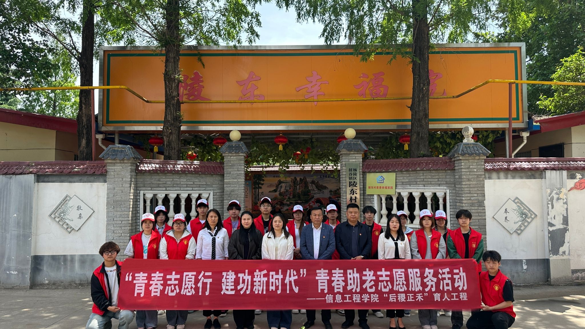 志愿者协助送餐