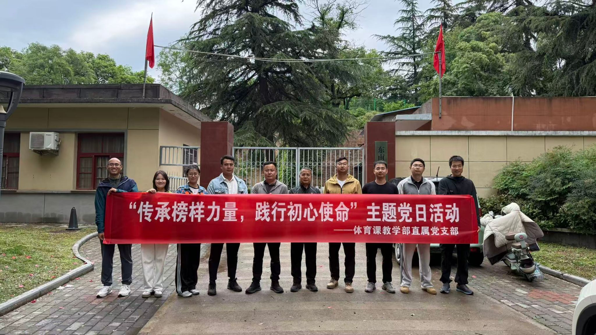 全体党员在讲解员的带领下