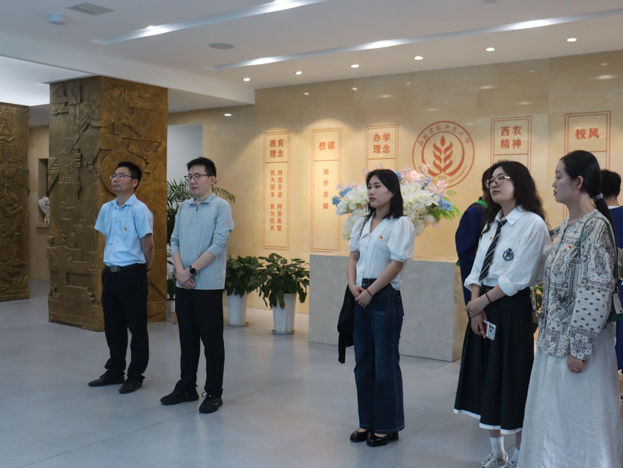 全体党员跟随讲解员的脚步