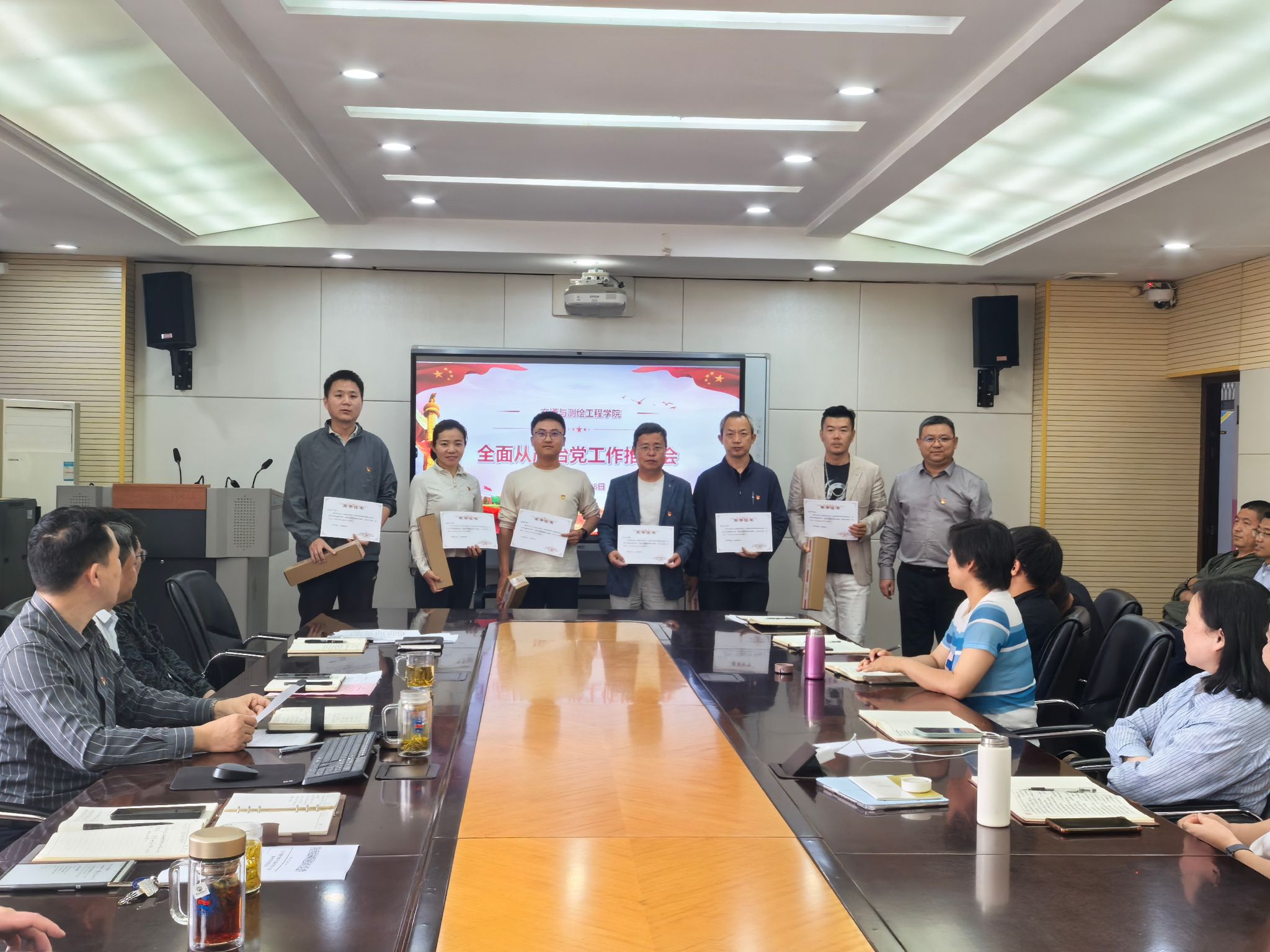 号召全体教职工以先进典型为榜样