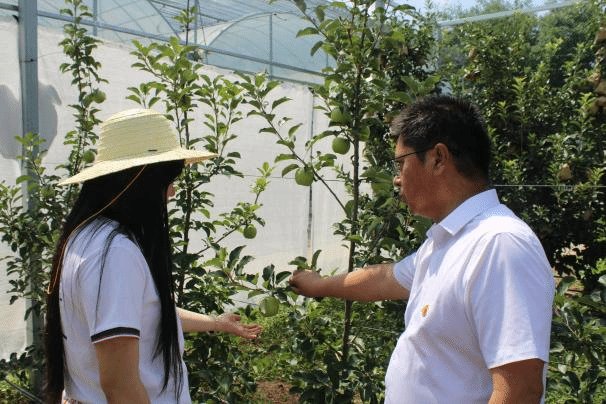 两个支部师生党员围绕标准化支部建设