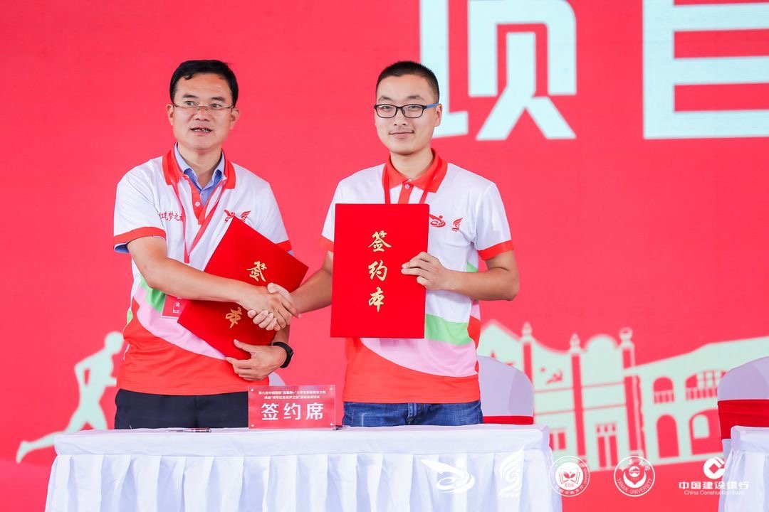 不但能将自己的专业知识运用到实践中