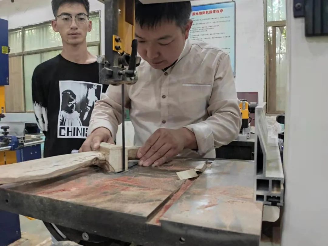 也是陕西省最年轻的木雕工艺美术大师