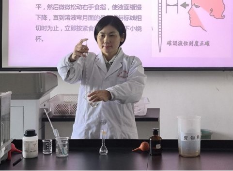 不断深化教师队伍改革