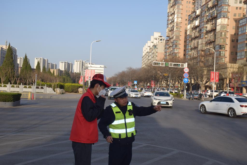 百余名志愿者在杨凌城区各大十字路口分