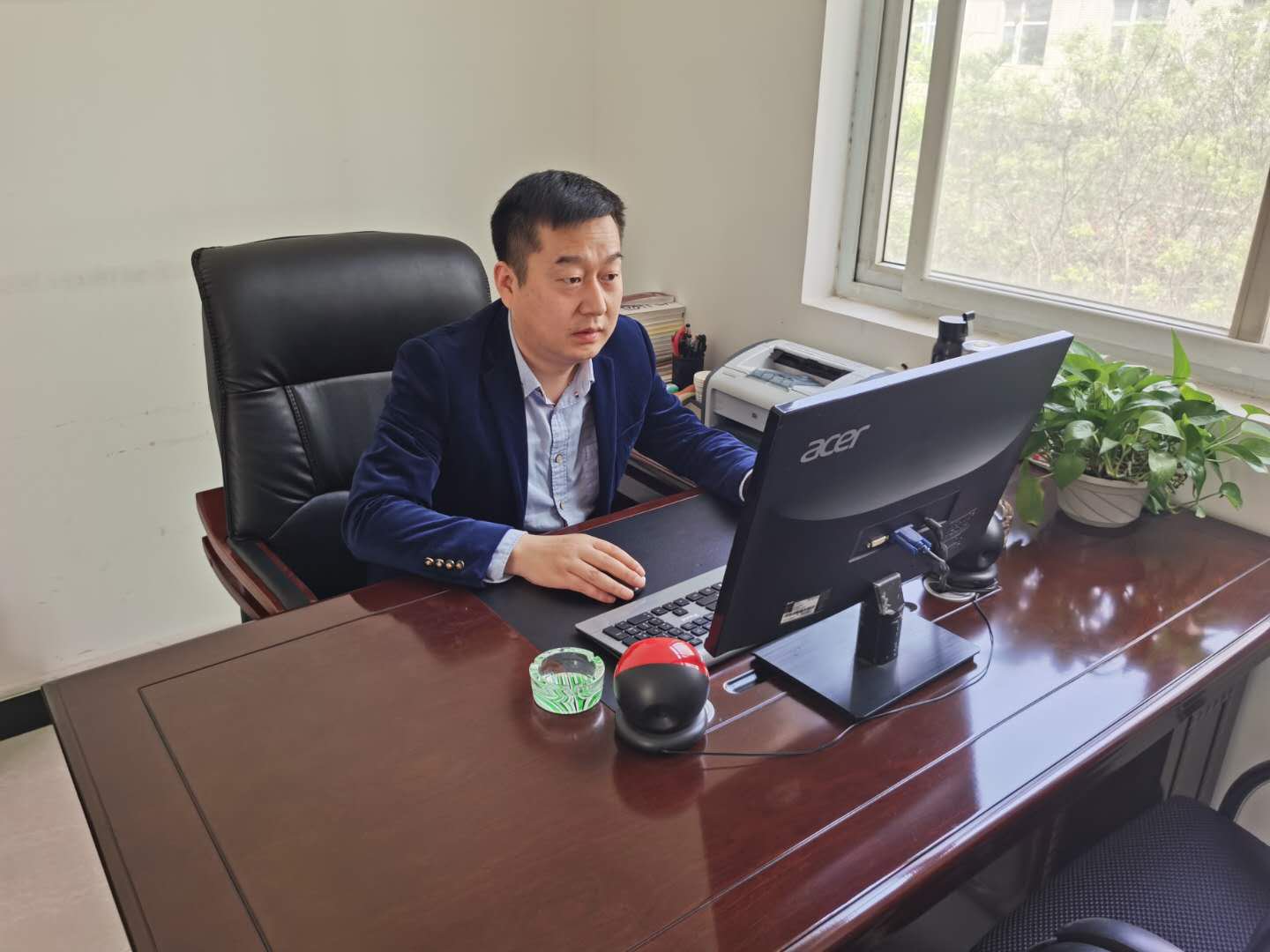 成了一名旬邑县土地局办事员