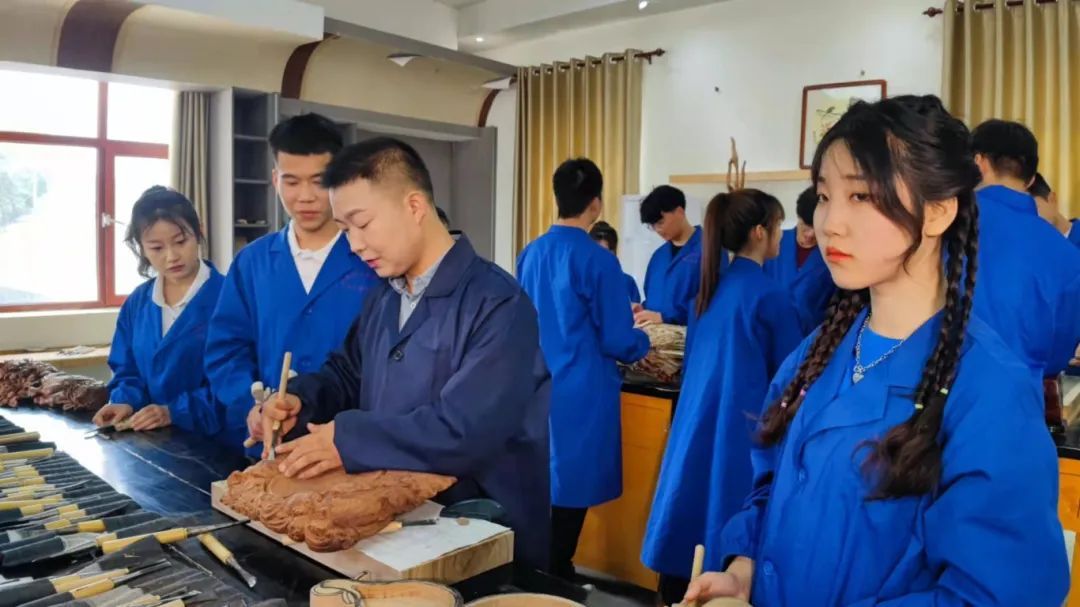 我从小比较喜欢木雕