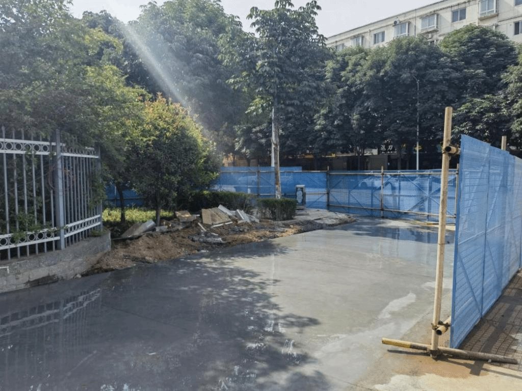 并将活动板房内的仪器