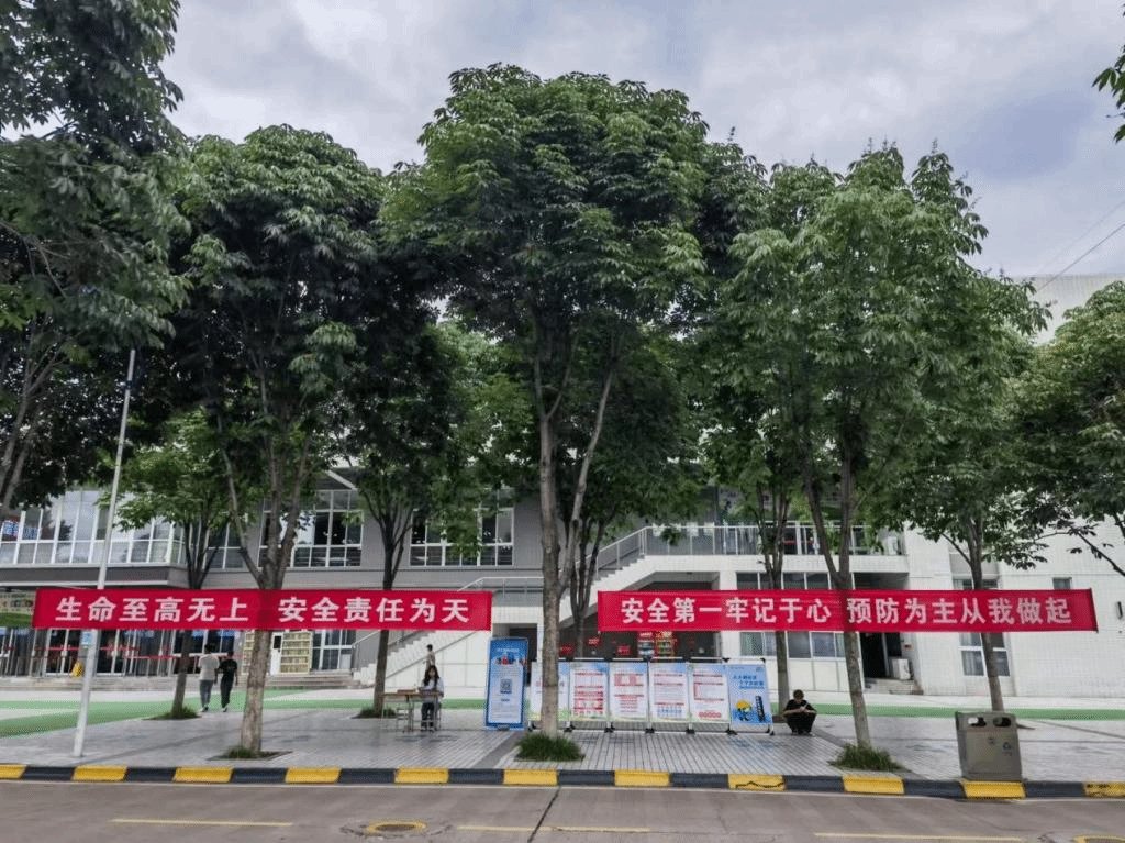 家具等妥善安置在临时存放点