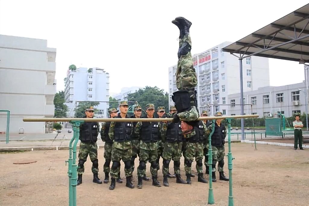 言谈举止比同龄人稳重和成熟