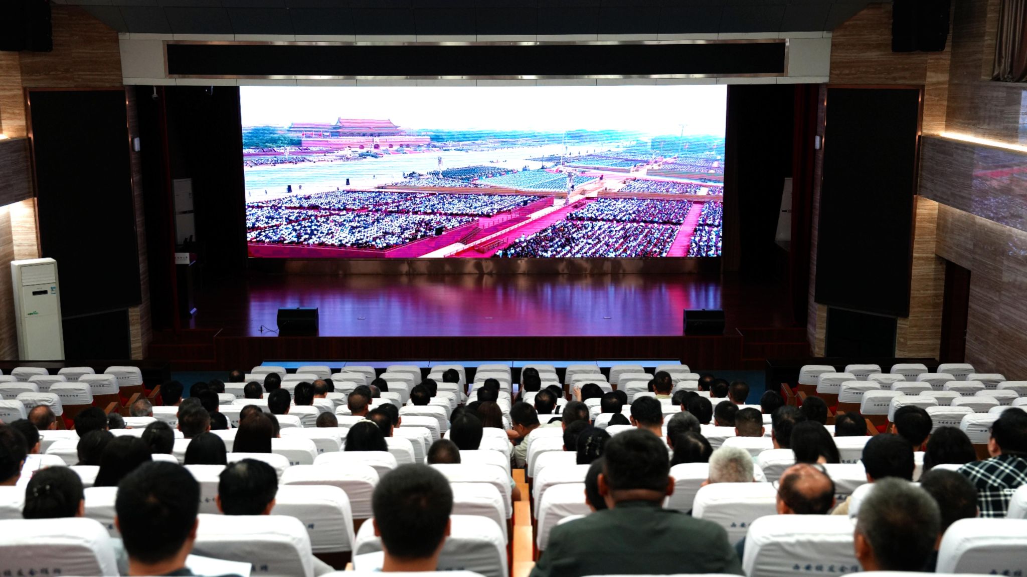北京天安门广场举行了纪念中国人民抗日