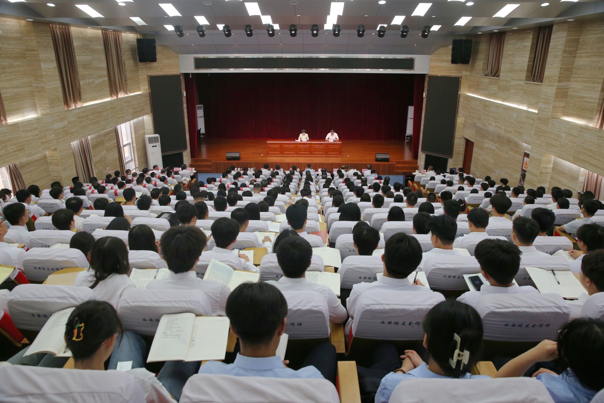 省委副书记邢善萍来校讲深入贯彻中央八