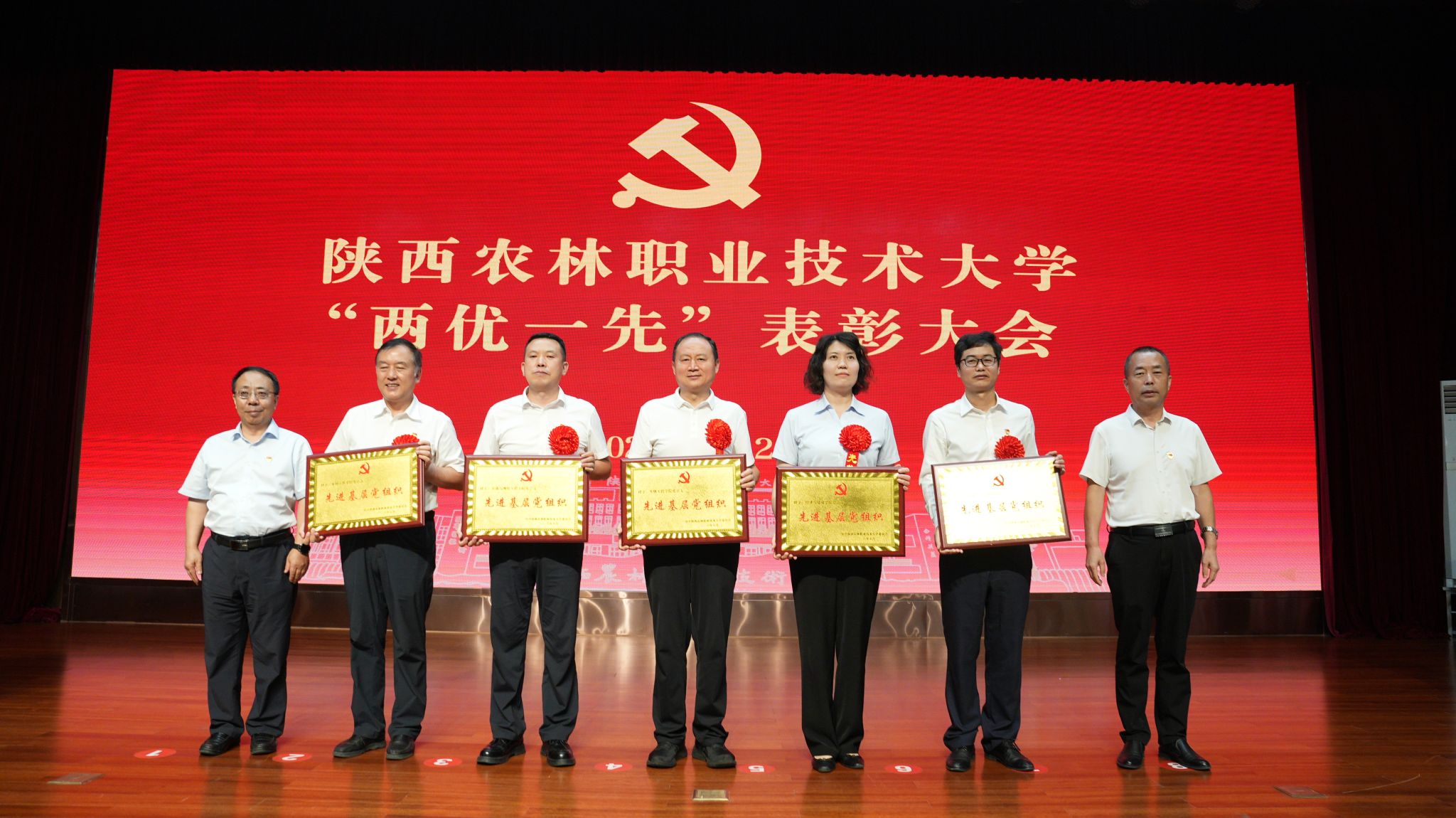 在热烈庆祝中国共产党成立105周年之