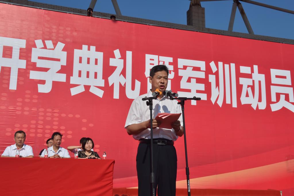 鲜艳的五星红旗在嘹亮的国歌声中冉冉升