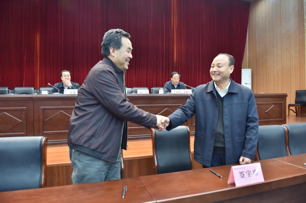 星空官网安全访问书记赵曼出席会议并讲